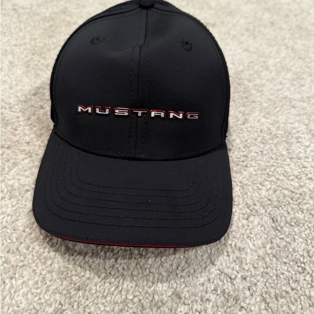 Ford Mustang Size L/XL Stretch Fit Baseball Cap in‎ Black and Red